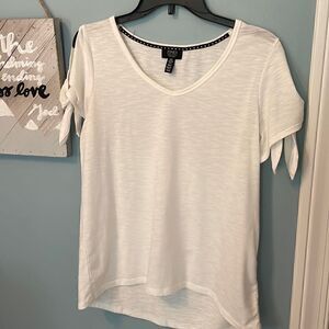 Jones New York White Cold shoulder
T-shirt - M - NWOT